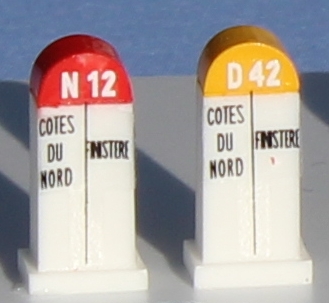 SAI 8493 - 2 bornes Michelin de limite département Côtes du Nord / Finistère, N12 et D42
