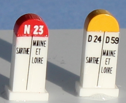 SAI 8499 - 2 bornes Michelin de limite département Sarthe / Maine et Loire, N23 et D24 / D59