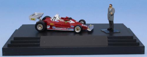 Brekina 22977.1 - Ferrari 312 T2, No 21, Gilles Villeneuve, 1977 mit Enzo Ferrari figuren (In vitrine kasten)