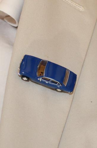 SAI 6905	- Peugeot 504 bleue sur broche