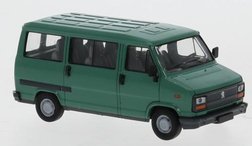 SAI 7160 - Peugeot J5 minibus, grün (brekina 34904)