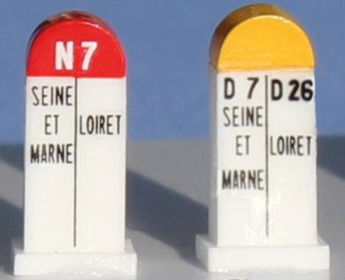 SAI 8486 - 2 bornes Michelin de limite département Seine et Marne / Loiret, N7 et D7 / D26