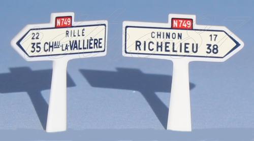 SAI 8272.2 - 2 panneaux Michelin directionnels (2 lignes), Val de Loire ; depuis Bourgueil