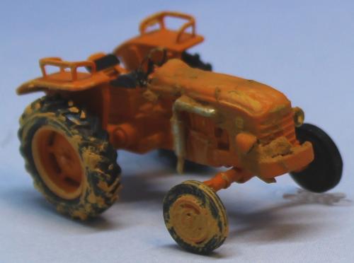 SAI 952 - Tracteur agricole Renault D22 orange, vieilli