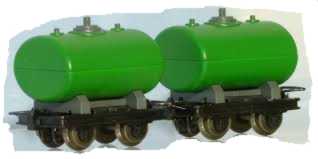 Minitrains 5112 -  2 green tank cars