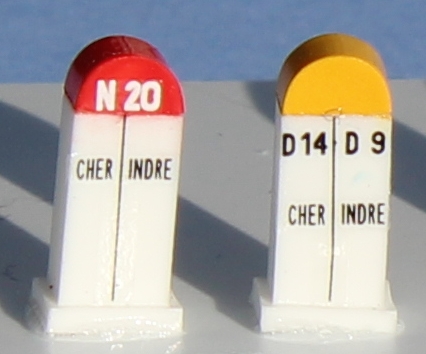 SAI 8497 - 2 bornes Michelin de limite département Cher / Indre, N20 et D14 / D9