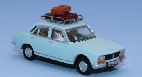 SAI 1825 - Peugeot 504 pastel green, car roof rack, 3 luggages, driver and one passenger