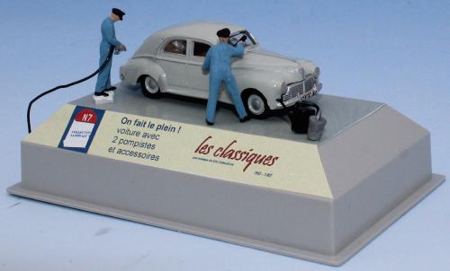 SAI 1920 - Peugeot 203 pearl grey with 2 pump attendants and accessories