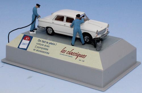 SAI 1923 - Peugeot 404 white with 2 pump attendants and accessories