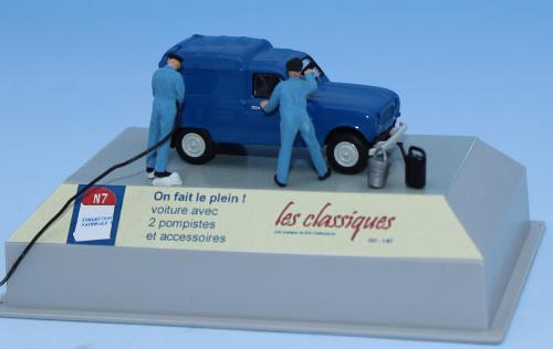 SAI 1932 - Renault 4L van blue with 2 pump attendants and accessories