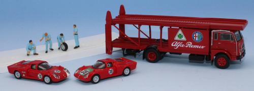 Brekina 58477 - Camion Fiat 642 porte autos, avec 2 Alfa Roméo Daytona et 4 figurines exclusives