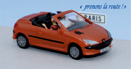 SAI 1633 - Peugeot 206 CC ouverte tangerine, avec conducteur et 1 passager