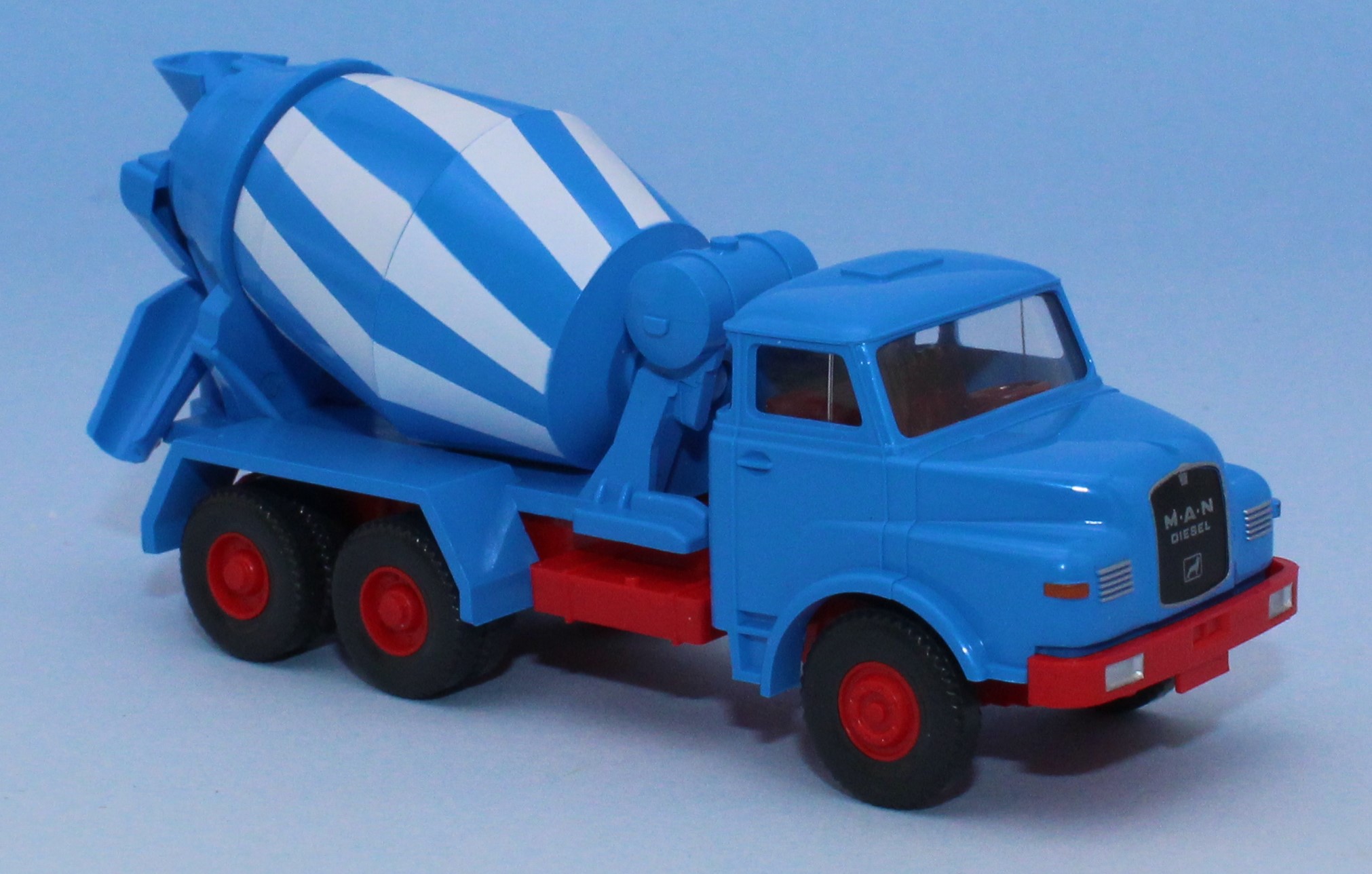 Wiking 068208 - Camion MAN 26.280 toupie à béton, bleu / blanc