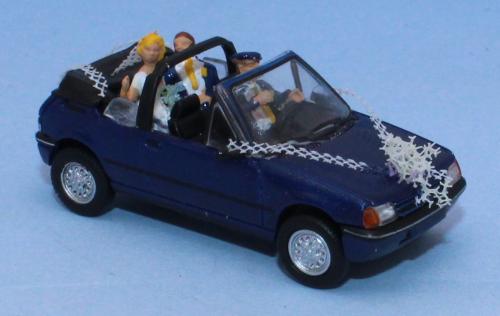 SAI 1526 - Peugeot 205 cabriolet CT, bleu blizzard, voiture des mariés, avec 3 personnages