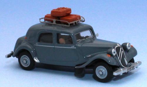 SAI 1813 - Citroën Traction 11B 1952 gris bruyère, galerie de toit, 3 valises, un conducteur et un passager