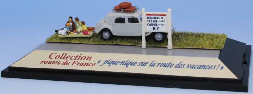 SAI 1990 - Citroën Traction 11B 1952 gris perle, galerie de toit, 3 valises, scène pique-nique et mur Michelin N7