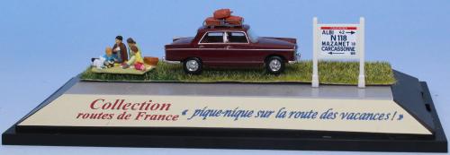SAI 1992 - Peugeot 404 bordeaux, galerie de toit, 3 valises, scène pique-nique et mur Michelin