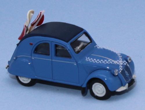 SAI 6026 - Citroën 2 CV AZLP 1958, bleu glacier, capote fermée, voiture des mariés avec ballons