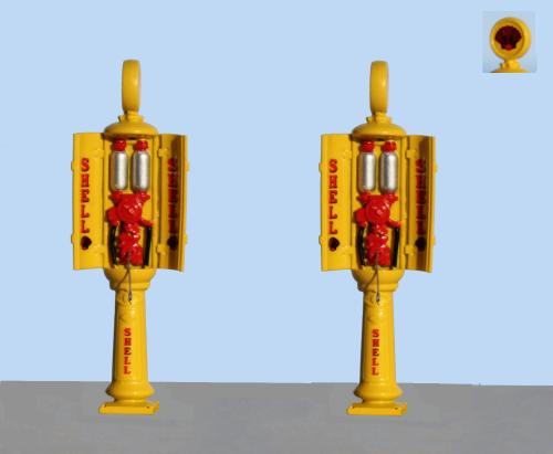 SAI 1049 - 2 distributeurs d'essence SATAM avec bijaugeur sur colonne, fin années 1920, Shell