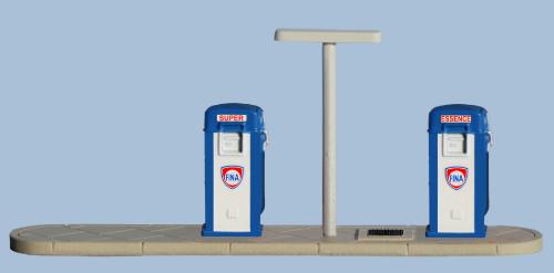 SAI 1088 - 2 distributeurs d'essence SATAM avec volucompteur électrique, années 1950-1960, Fina ; avec lampadaire factice et socle