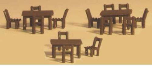 SAI 535 - 8 tables et 40 chaises en bois