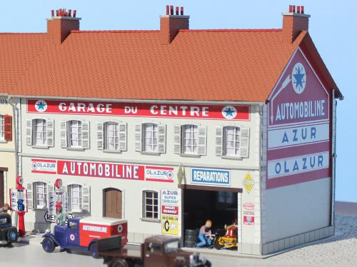 SAI 050 - Garage du Centre Automobiline - Renault et atelier de réparations avec distributeurs d'essence Automobiline et Azur en résine et photodécoupe peints et décorés, années 1930