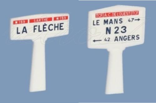 SAI 8222.2 - 1 panneau Michelin d'entrée de localité et 1 panneau Michelin directionnel, Val de Loire : La Flèche