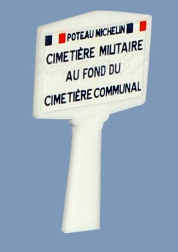 SAI 8234 - Panneau Michelin directionnel : Cimetière Militaire au fond du Cimetière Communal
