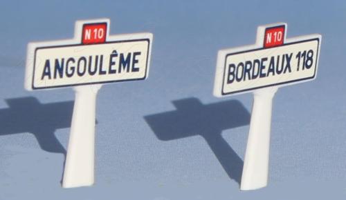 SAI 8266.1 - 1 panneau Michelin d'entrée de localité et 1 panneau de confirmation de direction, Sud Ouest : Angoulème