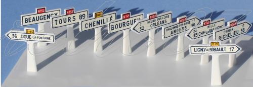 SAI 8270 - Coffret de 10 panneaux Michelin directionnels et d'entrée de localité, Val de Loire, 1946-1971